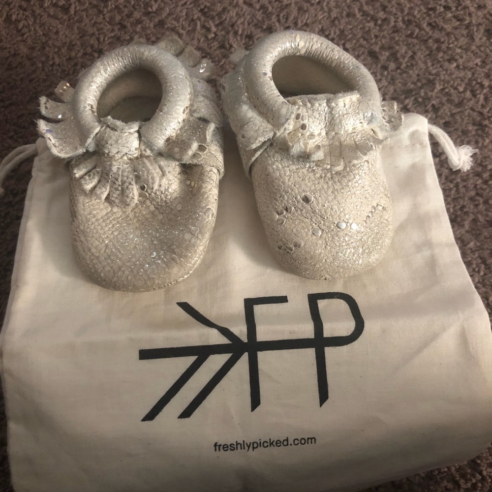 Freshly Picked Moccasins Cream/Gold Snakeskin